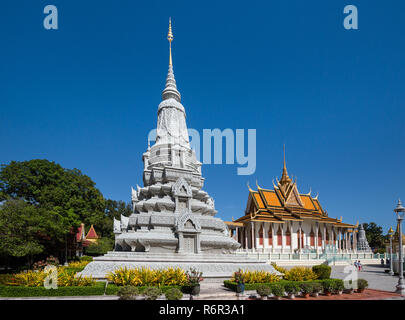 Stupa of King Norodom Suramarit in front of the Silver Pagoda in the Royal Palace District, Phnom Penh, Cambodia Stock Photo