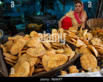 Indian woman selling snacks at Sangatrashan Bazar, New Delhi, India Stock Photo