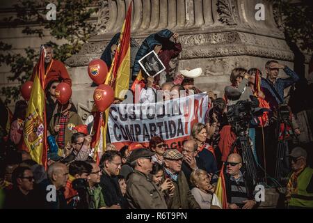 Barcelona, Spain. 6th Dec, 2018. Demonstrators with their flags and placards protest for the indissoluble unity of the Spanish nation and against an independence of Catalonia on the 40th anniversary of the Spanish constitution. Credit: Matthias Oesterle/Alamy Live News Stock Photo