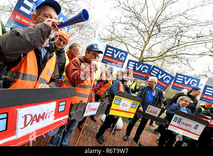 Hannover, Germany. 06th Dec, 2018. With posters and trumpets, railway workers of the Railway and Transport Union (EVG) support the negotiating delegation at the beginning of the talks between EVG and Deutsche Bahn at the negotiating location. Negotiations are being held for 160,000 employees. Credit: Holger Hollemann/dpa/Alamy Live News Stock Photo