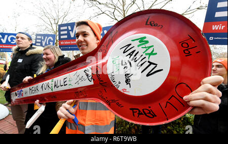 Hannover, Germany. 06th Dec, 2018. With a signal wing, posters and trumpets, railway workers of the Railway and Transport Union (EVG) support the negotiating delegation at the beginning of the talks between EVG and Deutsche Bahn at the negotiating location. Negotiations are being held for 160,000 employees. Credit: Holger Hollemann/dpa/Alamy Live News Stock Photo