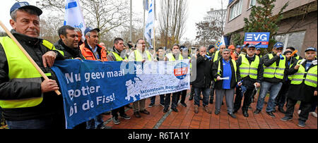 Hannover, Germany. 06th Dec, 2018. With banners and flags, railway workers of the Railway and Transport Union (EVG) support the negotiating delegation at the beginning of the talks between EVG and Deutsche Bahn at the negotiating location. Negotiations are being held for 160,000 employees. Credit: Holger Hollemann/dpa/Alamy Live News Stock Photo