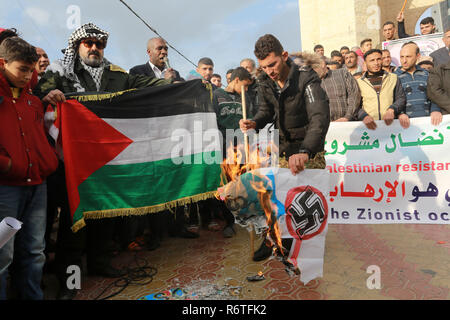 Gaza, Palestine. 6th December 2018.Palestinian protestors march during a demonstration against an upcoming UN General Assembly vote on a US-drafted resolution condemning the Palestinian Hamas movement in the town of Rafah in the southern Gaza Strip on December 6, 2018. Nikky Haley, who will step down as US ambassador to the UN at the end of the year, has repeatedly accused the United Nations of having an anti-Israel bias and strongly supports Israel in its latest confrontation with Hamas in Gaza.  © Abed Rahim Khatib / Awakening / Alamy Live News Stock Photo