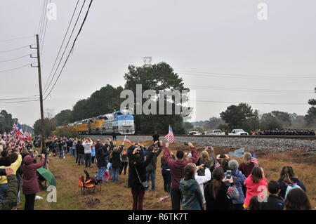 Houston, USA. 6th Dec, 2018. People line up along the train route to mourn for the late former U.S. President George H.W. Bush in Houston, Texas, the United States, on Dec. 6, 2018. Bush's remains were taken by the train on Thursday from Houston to the burial site behind the George H.W. Bush Presidential Library and Museum at Texas A&M University. George H.W. Bush, the 41st president of the United States, has died on Nov. 30 at the age of 94. Credit: Liu Liwei/Xinhua/Alamy Live News Stock Photo