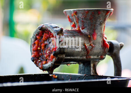 Antique hand crank grinder restoration 