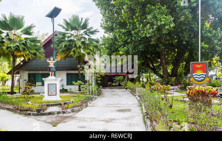 President's residence, Government building with a monument, republic Coat of arms and Motto 'Te Mauri, Te Raoi ao Te Tabomoa', South Tarawa, Kiribati Stock Photo