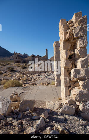 Rhyolite is a ghost town in Nye County, in the U.S. state of Nevada. It is in the Bullfrog Hills, about 120 miles northwest of Las Vegas, near the eas Stock Photo