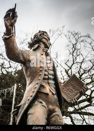 Thomas Paine Statue Thetford - Thomas Paine one of the Founding Fathers of the USA - Born Thetford Norfolk UK - Sculptor Sir Charles Thomas Wheeler Stock Photo