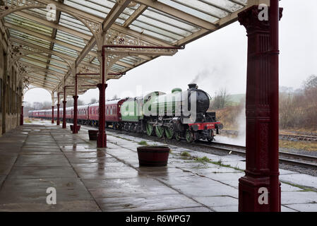 B1 class steam locomotive 'Mayflower' (built 1948) stops at the ornate Hellifield Station, North Yorkshire, while on a test run. Stock Photo