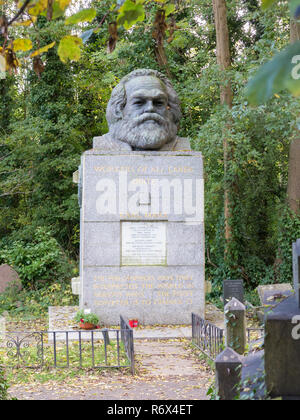 Grave of Karl Marx with bust, Highgate cemetery, London, England Stock Photo