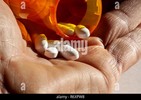 WA17039-00...WASHINGTON - Acetaminophen Hydrocodone pills spilling out of a bottle on to a hand. Stock Photo