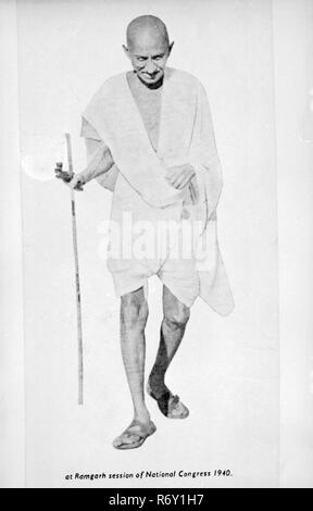 mahatma gandhi portrait walking stick india 1930 old vintage 1900s picture r6y1h7