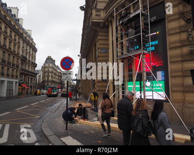 07 December 2018, France (France), Paris: Craftsmen secure a bank branch near the Opera House with wooden panels against the expected protests in Paris. Due to the ongoing protests, security precautions are being taken in downtown Paris. Photo: Christian Böhmer/dpa Stock Photo