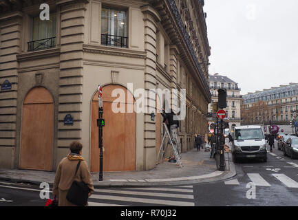 07 December 2018, France (France), Paris: Craftsmen secure a bank branch near the Opera House with wooden panels against the expected protests in Paris. Due to the ongoing protests, security precautions are being taken in downtown Paris. Photo: Christian Böhmer/dpa Stock Photo