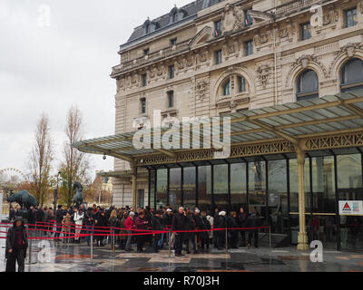 07 December 2018, France (France), Paris: Queues in front of the Impressionist Museum Musée d'Orsay in Paris. On Saturday the museum will be closed due to the announced protests. There is currently a Picasso exhibition in the house. Photo: Christian Böhmer/dpa Stock Photo