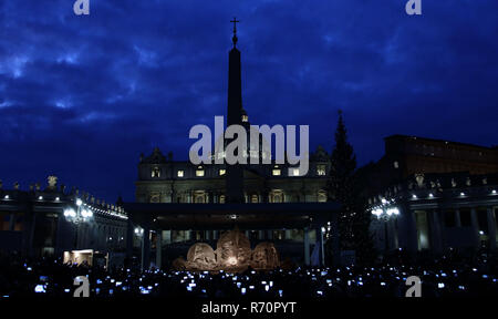 December 7, 2018 - Vatican City (Holy See) Sand sculpture Nativity Scene and Christmas Tree in St- Peter's Square at the Vatican Credit: Evandro Inetti/ZUMA Wire/Alamy Live News Stock Photo