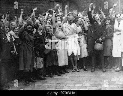 Mahatma Gandhi with textile workers at Darwen, Lancashire, England, September 26, 1931 old vintage 1900s picture Stock Photo