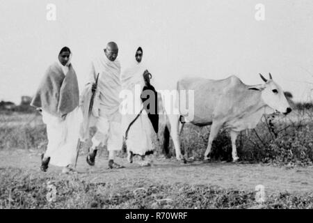 Mahatma Gandhi walking with Mirabehn at Sevagram Ashram, Wardha, Maharashtra, India, 1934, old vintage 1900s picture Stock Photo