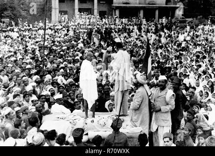 Mahatma Gandhi with Abdul Gaffar Khan on arrival from Bihar at Delhi ...