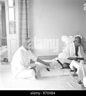 Mahatma Gandhi talking with Sardar Vallabhbhai Patel at Bombay, Mumbai, Maharashtra, India, 1945, old vintage 1900s picture Stock Photo