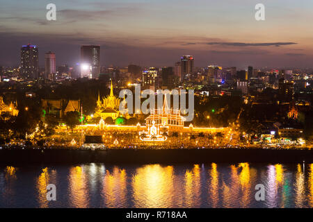 Panoramic view from Sokha Hotel, Royal Palace, illuminated throne hall, Preah Chan Chhaya Thineang or Moonlight Pavilion at Stock Photo