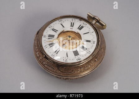 Pieter van den Bergh, Pocket watch with enamel dial with cut-out in the heart, with golden name and date disc with image and with gold hands and ajour outer case, pocket watch watch movement measuring instrument silver gold enamel brass steel, box 5.0 White enamel dial with countersunk gilded metal center in which the date window and the signature. Minute band with bows Arabic minute digits and Roman hourly figures Gilt ajourge sawed hands. The clockwork with verge escapement with snek. Square baluster shaped pillars. Ajourge sawed bounce for the snek. On the back plate silver closed bridge wi Stock Photo