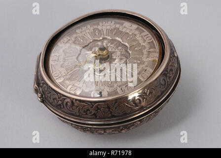 G. Putters, Pocket watch with silver dial with date calendar and gold hands and two silver exterior cabinets one of which is sober and one elegant, pocket watch watch movement measuring instrument steel brass silver gold glass leather exterior cupboard elegant 5.7 exterior cupboard sober, Dial: champlevé silver with Roman numerals for the hours and Arabic numerals for the minutes. In the center with scalloped edge an angel holding banderolle with on it signature Gold plated beautifully worked hands Under the clock hole for the declaration of the date The clockwork with going work with railways Stock Photo