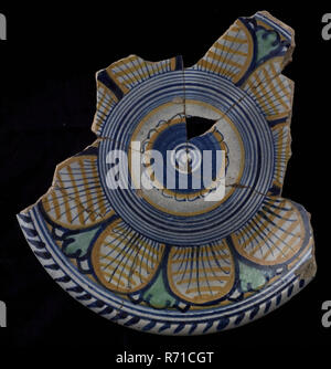 Majolica dish, polychrome, rosette in the middle, one large flower over the entire plate, plate crockery holder soil find ceramic earthenware glaze, baked underside covered with green tinted and rather gritty lead glaze. Polychrome. Italian Dutch decor. Pink red shard scraped pottery archeology decorate serving food Italy Stock Photo