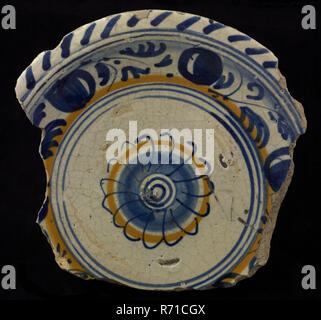 Fragment majolica dish, polychrome, rosette in the middle, rim with winding leaf motifs, dish plate crockery holder soil find ceramic earthenware glaze, baked underside covered with white-gray milky glaze. Polychrome. Italian Dutch decor. Soft pink shard scraped pottery archeology Italy decorate serving food Stock Photo