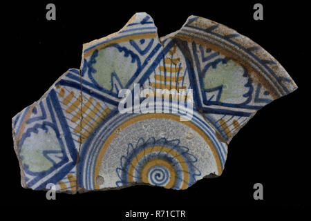 Fragment majolica dish, orange, green and blue on white, star-shaped decor, with between the leaf motifs, rosette in the middle, cable border, dish plate crockery holder earth discovery ceramics pottery glaze, archeology serving garnish Stock Photo