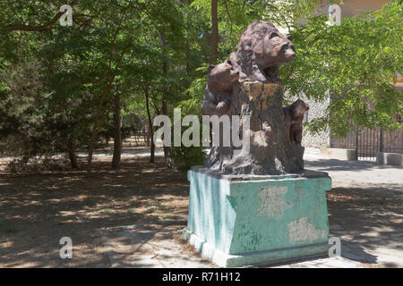 Evpatoria, Crimea, Russia - July 2, 2018: Sculpture of bears in the central park of culture and recreation named after Frunze in the resort town of Ev Stock Photo