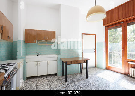 https://l450v.alamy.com/450v/r71x70/old-kitchen-room-interior-in-old-house-in-a-sunny-day-r71x70.jpg