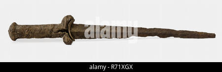 Kidney dagger with double-edged blade, kidney dagger dagger knife stab weapon weapon foundations wood iron metal, forged Knife with characteristic shape of the baffle plate in the form of two balls on round metal base. The blade is double-edged and rhombic in cross-section and is suitable for general carving archaeology clogged dagger dagger knife dagger ball dagger decoration status symbol personal equipment defense clothing accessory militaria Stock Photo
