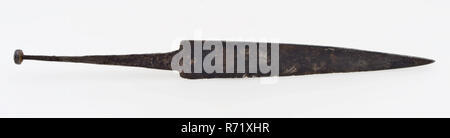 Blade of dagger with single blade, kidney dagger dagger knife stab weapon weapon fragment soil finding iron metal, forged blade The blade is single-edged and triangular in diameter. Kling is suitable for general carving archeology dagger decoration status symbol personal equipment defense clothing accessory militaria Stock Photo