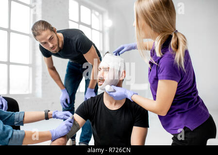 First aid, bandaged head Stock Photo - Alamy