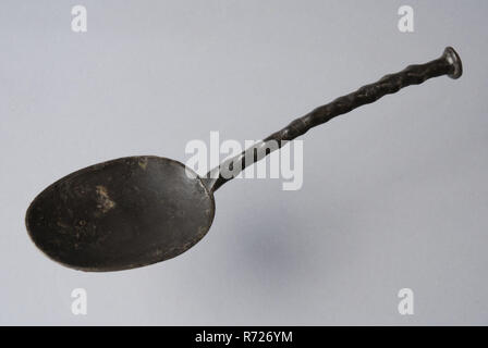 Horse foot spoon with rippled handle and egg-shaped tray, marked, spoon cutlery soil find tin metal, w container 5.5 cast Pewter spoon with oval bowl. Stalk with lumps or ridges ending in horse's foot. Marked at the bottom of the scoop blade next to the rat tail Backside: crowned Tudor rose with the crown next to the crown:? W in the middle of the rose the letter: F archeology Valckensteyn Poortugaal Albrandswaard Soil discovery Valugaal Castle Valckensteyn. Stock Photo
