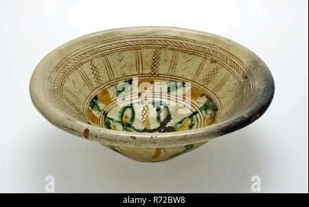 Sgraffito dish, bowl-shaped with yellow-green floral motifs, dish crockery holder soil find ceramic earthenware clay engobe glaze lead glaze, ring 7.1 hand turned baked decorated glazed fried sgraffito Sgraffito dish with yellow-green floral motifs red shard Deep dish with upright sidewall and curled dish edge. Stand ring Fully glazed except the bottom of the soil archeology indigenous pottery import food serving table serve Stock Photo