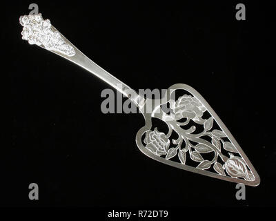 Silversmith: Johannes Verlooven, Silver cake server, cut open with tree of life with flowers and flower bud, cake shovel kitchen utensil silver, forged sawn engraved molded Triangular flat tray smooth steel handle back (debossed) serving Stock Photo