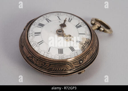 J.G. Seytz, Pocket watch with enamel dial with date calendar with moon views and golden hands, pocket watch watch movement measuring instrument silver brass steel enamel glass gold, cabinet 6.0 White enamel dial the minute band with arches Arabic minute digits Roman hour digits. Ajourge sawed hands. The clockwork with verge escapement with snek Square baluster-shaped pillars Ajourgezaagd ornament for the beak of the snek. Steel spring for the closet. On the back plate silver semi-closed bridge with the image of playing Child. Behind the opening of the gap the visible part of the balance and th Stock Photo