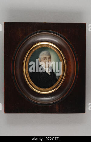 Hendrik van Overklift, Portrait miniature of man, portrait miniature painting footage wood ivory paint watercolor ivory backing (day size), Dark brown wooden frame in upright rectangular format. In it, an oval male portrait with an oval copper colored ornamental frame. Globe glass slide. On the reverse side hanging eye front right in the background:: HvO. Property Royal Antiquity Society (KOG). Stock Photo