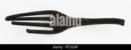 Fork with four teeth and flattened hexagonal handle, fork cutlery soil find tin? metal, current form) archeology Rotterdam railway tunnel food Soil discovery: railway tunnel Rotterdam. Stock Photo