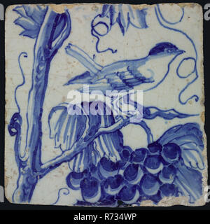 Blue tile with side-view bird, sitting on grape leaf, trunk and bunch of pilaster pilaster with 13 tiles, tree of bunches of grapes with birds, grain, leaves, foot unknown, tile pilaster footage fragment ceramic pottery glaze, d 1.0 (tile) Stock Photo