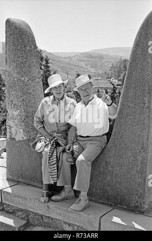 Schauspieler Heinz Rühmann mit Ehefrau Hertha Droemer auf Kreuzfahrt, Mittelmeer 1983. Actor Heinz Ruehmann and his 3rd wife Hertha Droemer on a cruise through the Mediterranen Sea, 1983. Stock Photo