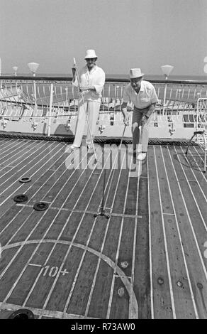 Schauspieler Heinz Rühmann mit Ehefrau Hertha Droemer auf Kreuzfahrt, Mittelmeer 1983. Actor Heinz Ruehmann and his 3rd wife Hertha Droemer on a cruise through the Mediterranen Sea, 1983. Stock Photo