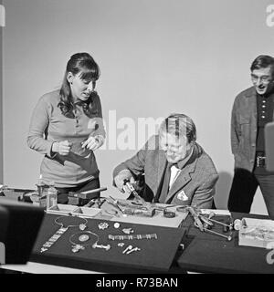 TV Kursus: Goldschmieden, Moderatorin: Katharina Zechlin, Deutschland 1979. Stock Photo