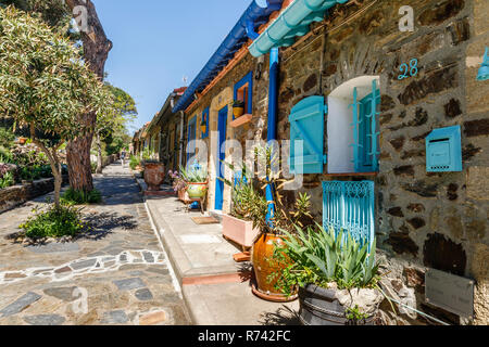 France, Pyrenees Orientales, Cote Vermeille, Collioure, alley in the ancient district of Moure // France, Pyrénées-Orientales (66), Côte Vermeille, Co Stock Photo