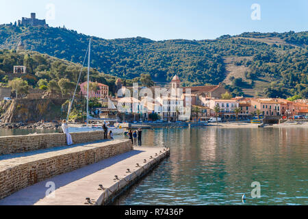 France, Pyrenees Orientales, Cote Vermeille, Collioure, Boutigue beach and Fort Saint Elme in the background // France, Pyrénées-Orientales (66), Côte Stock Photo