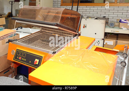 Automatic heat sealing vacuum packaging machine for food packaging ...