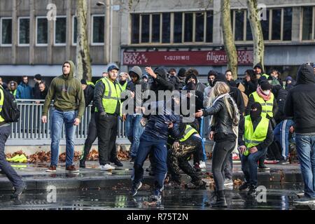 Brussels, Belgium. 8th Dec, 2018. Protesters throw bricks to the police during the yellow vests demostration in Brussels, Belgium, Dec. 8, 2018. Credit: Zheng Huansong/Xinhua/Alamy Live News Stock Photo