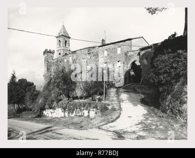 Umbria Terni Porano Castel Rubello, this is my Italy, the italian country of visual history, Post-medieval Castle originally functioned as a fortress, turned into residence in late Renaissance present owners granted permission to photograph room adjacent to entrance. Views of exterior interior views of ceiling frescoes. Stock Photo